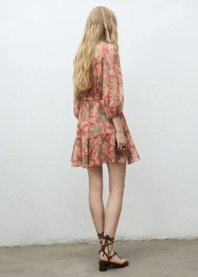 Kleid mit Blumenmuster und Puffärmeln Kleid mit Blumenmuster und Puffärmeln
