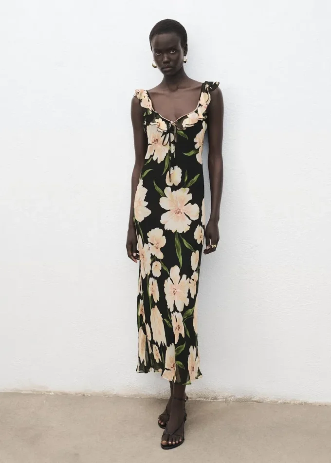 Kleid mit Blumenmuster und Rüschendetails Kleid mit Blumenmuster und Rüschendetails