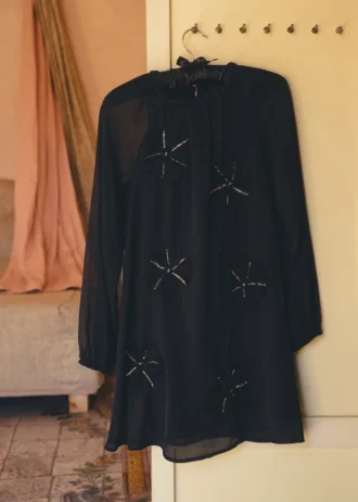Kleid mit Blumenstickerei