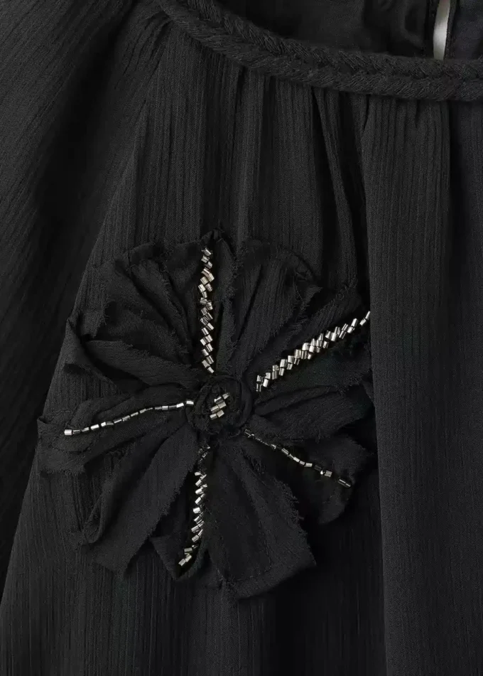 Kleid mit Blumenstickerei
