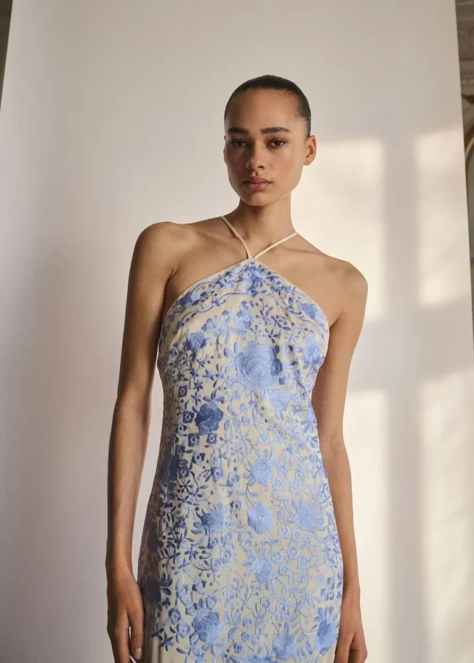 Kleid mit Blumenstickerei und Fransen Kleid mit Blumenstickerei und Fransen