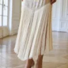 Kleid mit Blumenstickerei und Fransen Kleid mit Blumenstickerei und Fransen