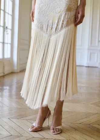 Kleid mit Blumenstickerei und Fransen