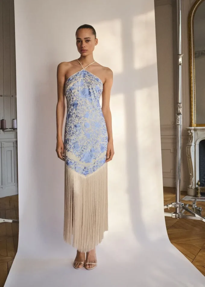 Kleid mit Blumenstickerei und Fransen Kleid mit Blumenstickerei und Fransen