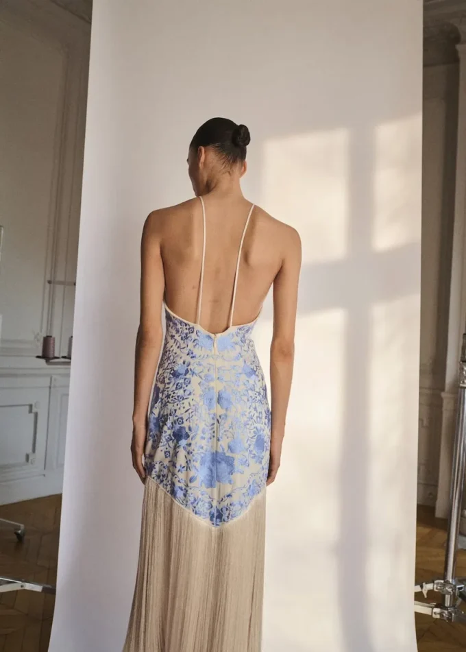 Kleid mit Blumenstickerei und Fransen Kleid mit Blumenstickerei und Fransen