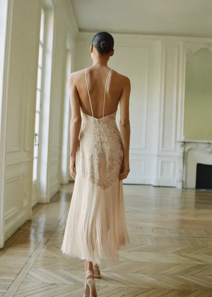 Kleid mit Blumenstickerei und Fransen Kleid mit Blumenstickerei und Fransen