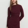 Kleid mit Bootsausschnitt und Rüschen Kleid mit Bootsausschnitt und Rüschen