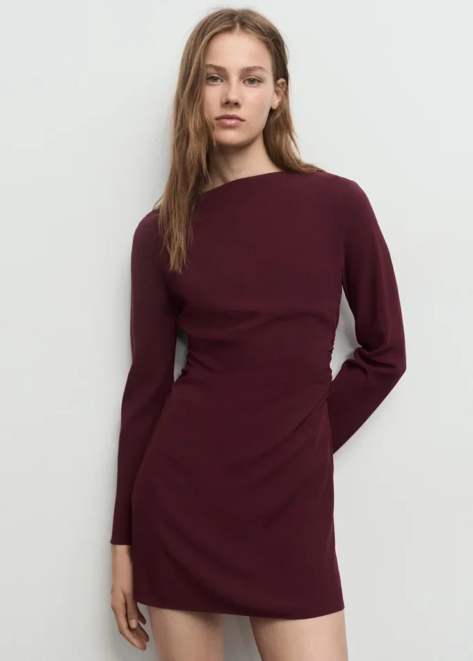Kleid mit Bootsausschnitt und Rüschen Kleid mit Bootsausschnitt und Rüschen