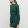 Kleid mit Bootsausschnitt und Rüschen Kleid mit Bootsausschnitt und Rüschen