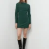 Kleid mit Bootsausschnitt und Rüschen Kleid mit Bootsausschnitt und Rüschen