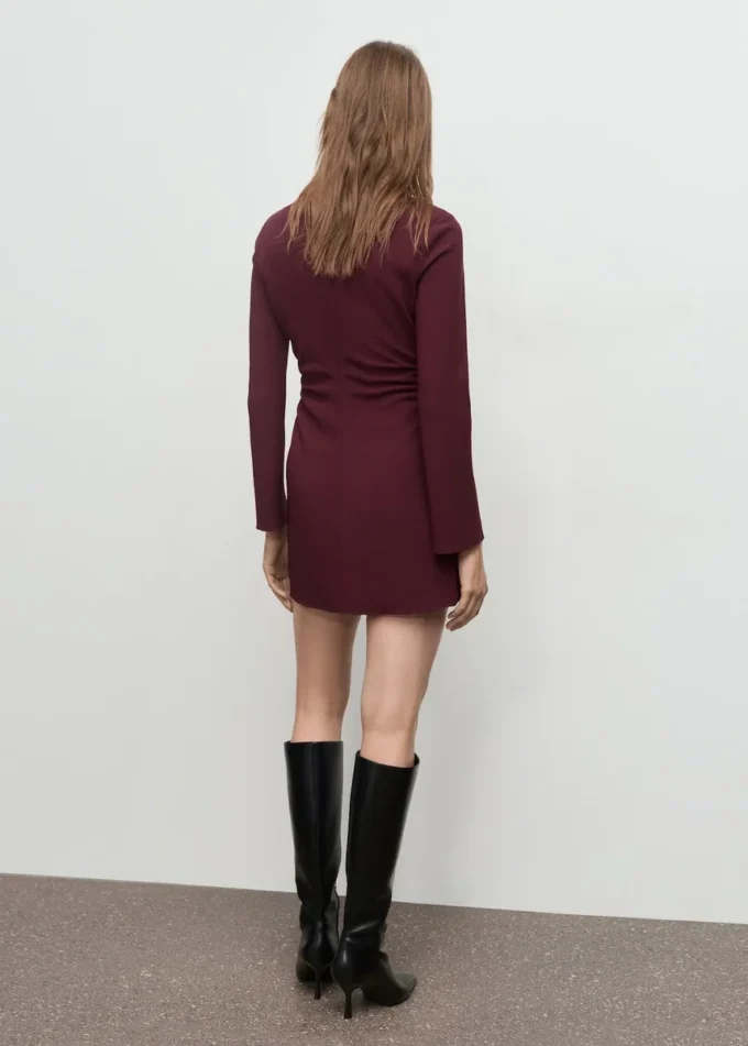 Kleid mit Bootsausschnitt und Rüschen Kleid mit Bootsausschnitt und Rüschen