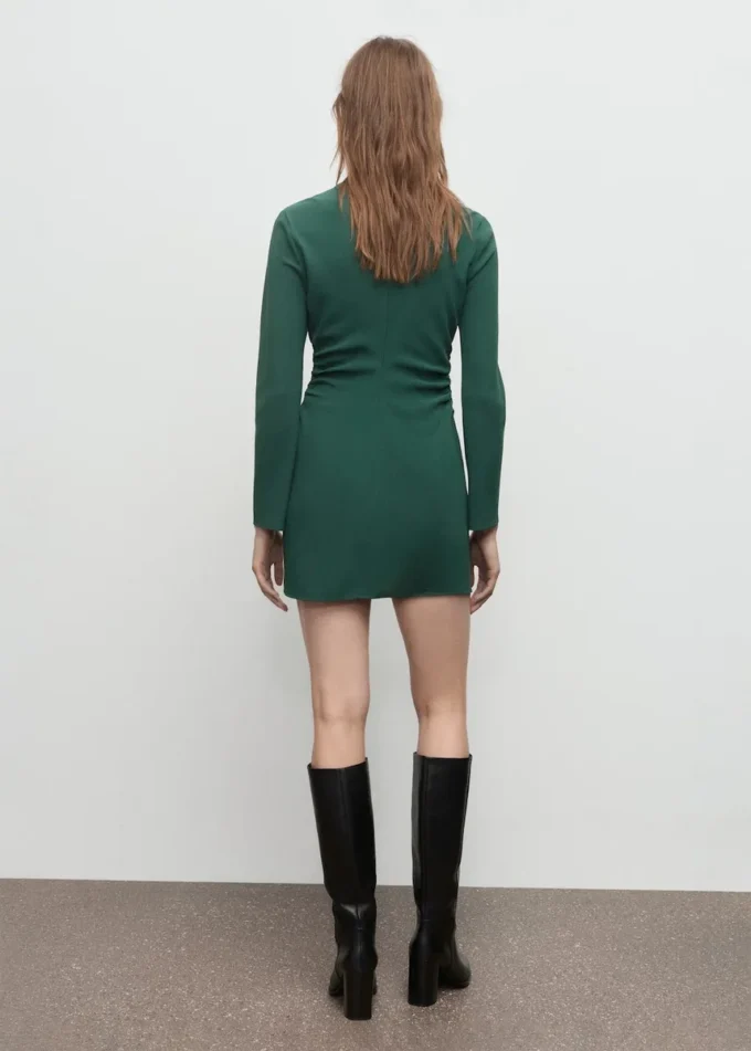 Kleid mit Bootsausschnitt und Rüschen Kleid mit Bootsausschnitt und Rüschen