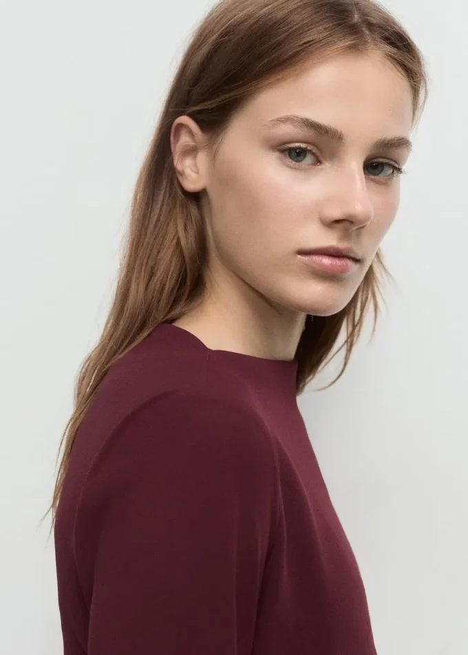 Kleid mit Bootsausschnitt und Rüschen Kleid mit Bootsausschnitt und Rüschen