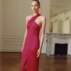 Kleid mit gekreuztem Ausschnitt und Schlitz Kleid mit gekreuztem Ausschnitt und Schlitz