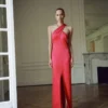 Kleid mit gekreuztem Ausschnitt und Schlitz Kleid mit gekreuztem Ausschnitt und Schlitz