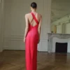 Kleid mit gekreuztem Ausschnitt und Schlitz Kleid mit gekreuztem Ausschnitt und Schlitz
