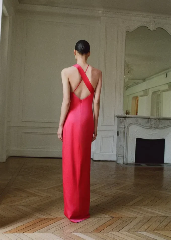 Kleid mit gekreuztem Ausschnitt und Schlitz Kleid mit gekreuztem Ausschnitt und Schlitz