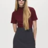 Kleid mit kontrastierendem Gürtel Kleid mit kontrastierendem Gürtel