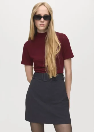 Kleid mit kontrastierendem Gürtel