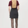 Kleid mit kontrastierendem Gürtel Kleid mit kontrastierendem Gürtel