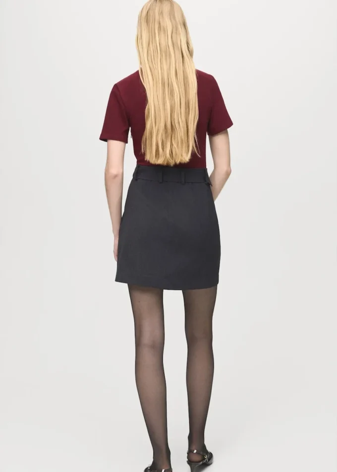 Kleid mit kontrastierendem Gürtel Kleid mit kontrastierendem Gürtel