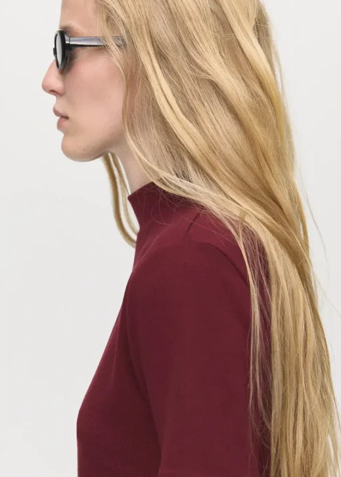 Kleid mit kontrastierendem Gürtel Kleid mit kontrastierendem Gürtel