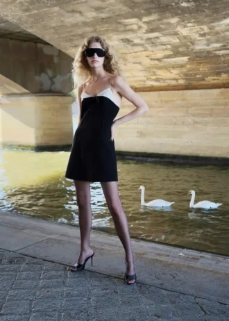 Kleid mit kontrastierender Schleife