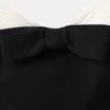 Kleid mit kontrastierender Schleife Kleid mit kontrastierender Schleife