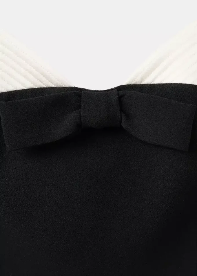 Kleid mit kontrastierender Schleife Kleid mit kontrastierender Schleife