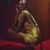 Kleid mit offenem Rücken und Satin-Effekt