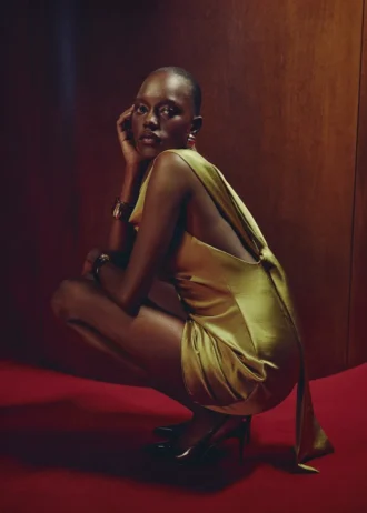 Kleid mit offenem Rücken und Satin-Effekt