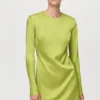 Kleid mit offenem Rücken und Satin-Effekt Kleid mit offenem Rücken und Satin-Effekt