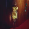 Kleid mit offenem Rücken und Satin-Effekt