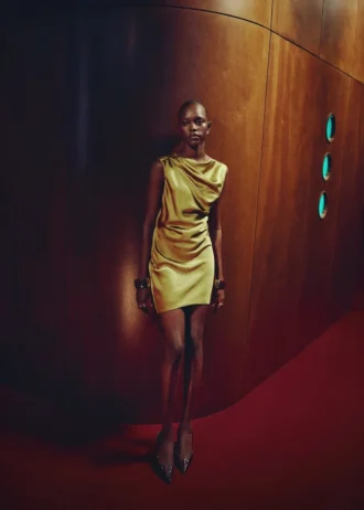Kleid mit offenem Rücken und Satin-Effekt