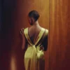 Kleid mit offenem Rücken und Satin-Effekt