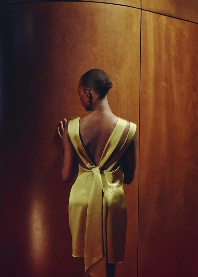 Kleid mit offenem Rücken und Satin-Effekt