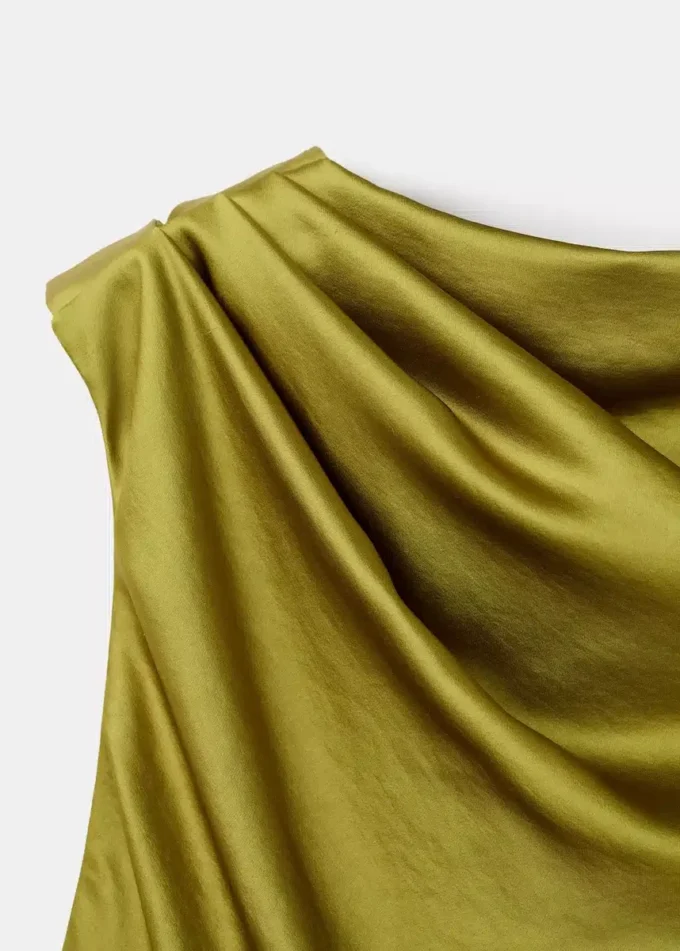 Kleid mit offenem Rücken und Satin-Effekt