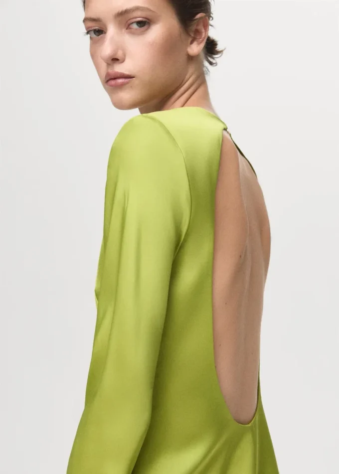 Kleid mit offenem Rücken und Satin-Effekt Kleid mit offenem Rücken und Satin-Effekt