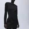 Kleid mit offenem Rücken und Spitzenbesatz am Saum Kleid mit offenem Rücken und Spitzenbesatz am Saum