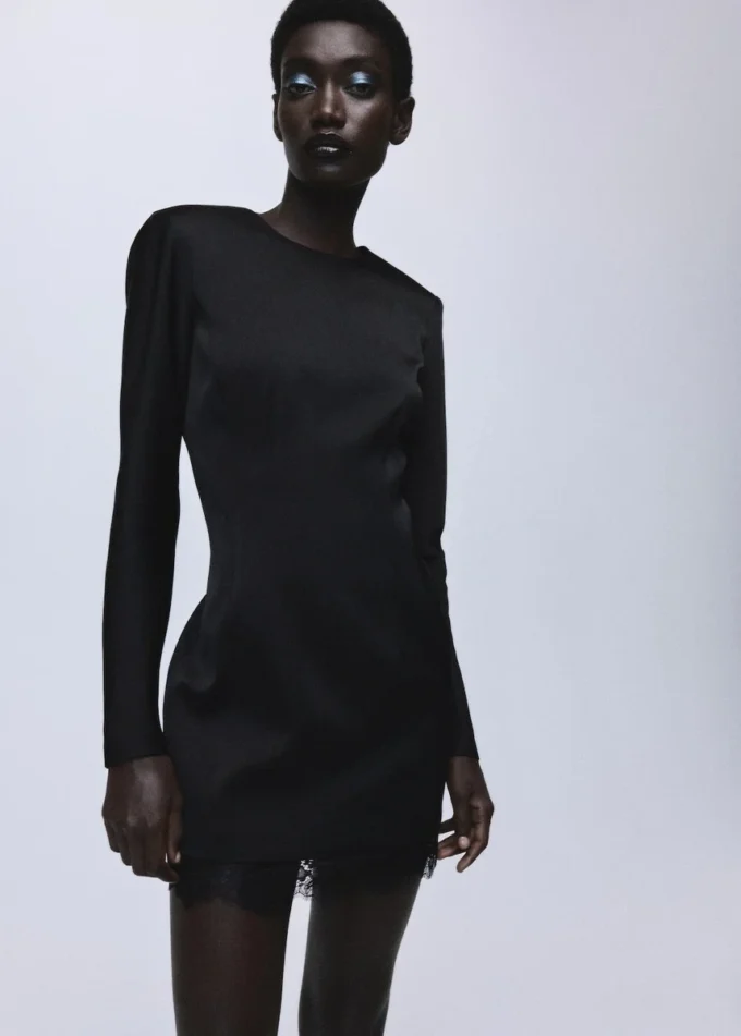 Kleid mit offenem Rücken und Spitzenbesatz am Saum Kleid mit offenem Rücken und Spitzenbesatz am Saum