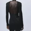 Kleid mit offenem Rücken und Spitzenbesatz am Saum Kleid mit offenem Rücken und Spitzenbesatz am Saum