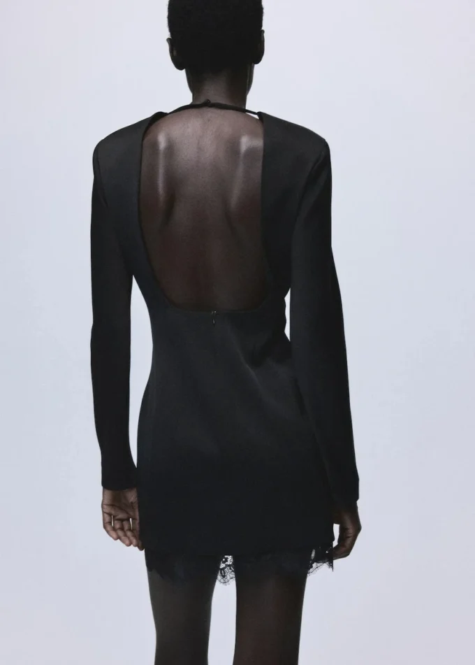 Kleid mit offenem Rücken und Spitzenbesatz am Saum Kleid mit offenem Rücken und Spitzenbesatz am Saum