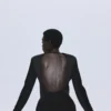 Kleid mit offenem Rücken und Spitzenbesatz am Saum Kleid mit offenem Rücken und Spitzenbesatz am Saum