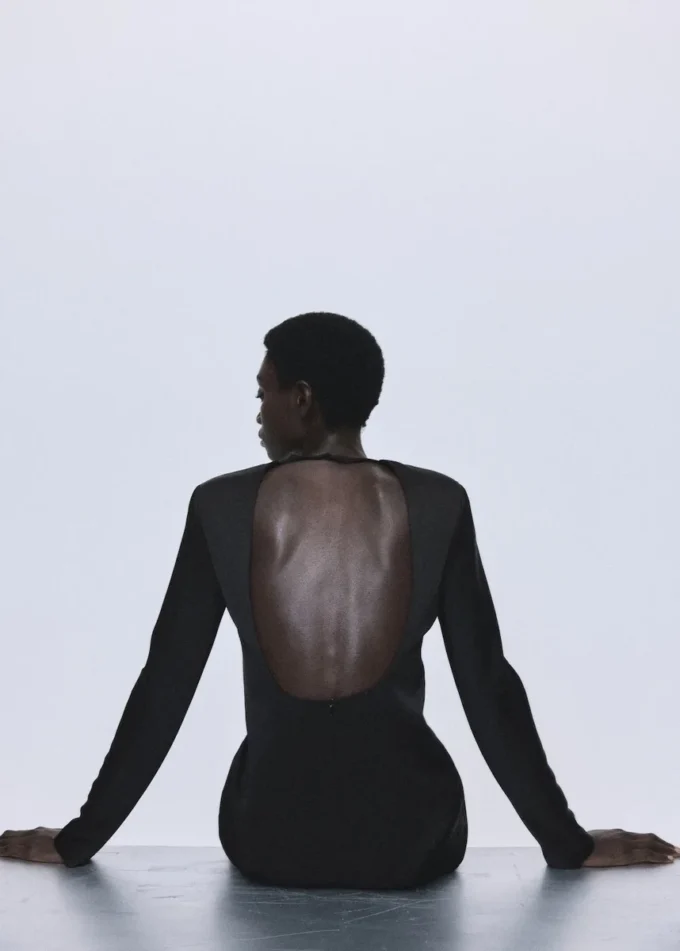 Kleid mit offenem Rücken und Spitzenbesatz am Saum Kleid mit offenem Rücken und Spitzenbesatz am Saum