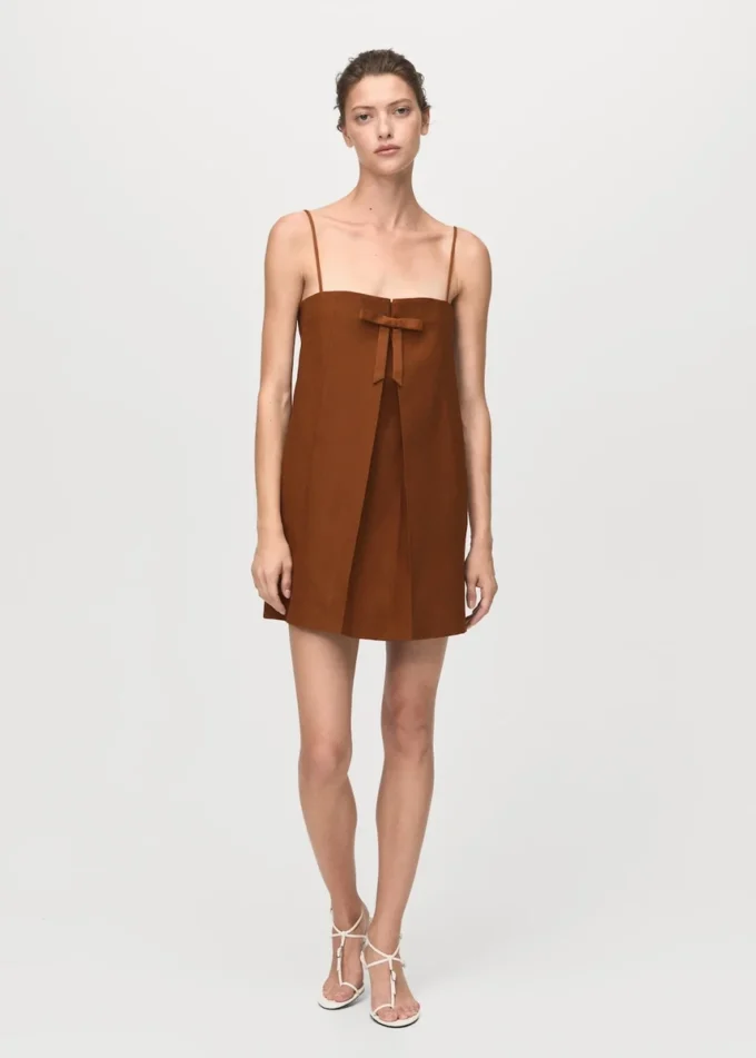 Kleid mit Schleifenausschnitt Kleid mit Schleifenausschnitt