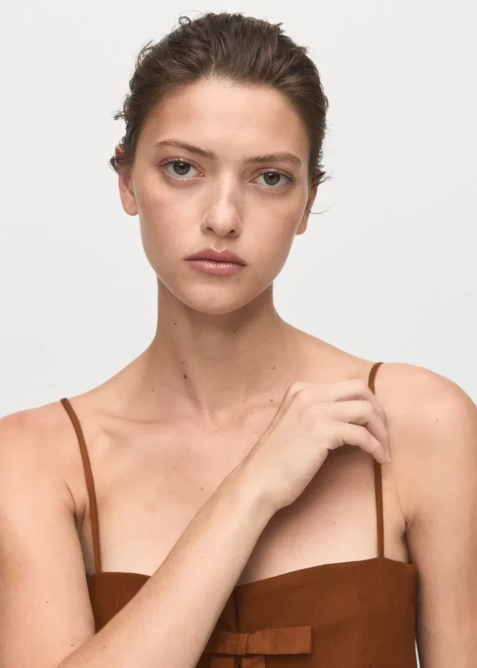 Kleid mit Schleifenausschnitt Kleid mit Schleifenausschnitt