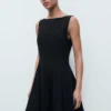 Kleid mit U-Boot-Ausschnitt und Falten Kleid mit U-Boot-Ausschnitt und Falten