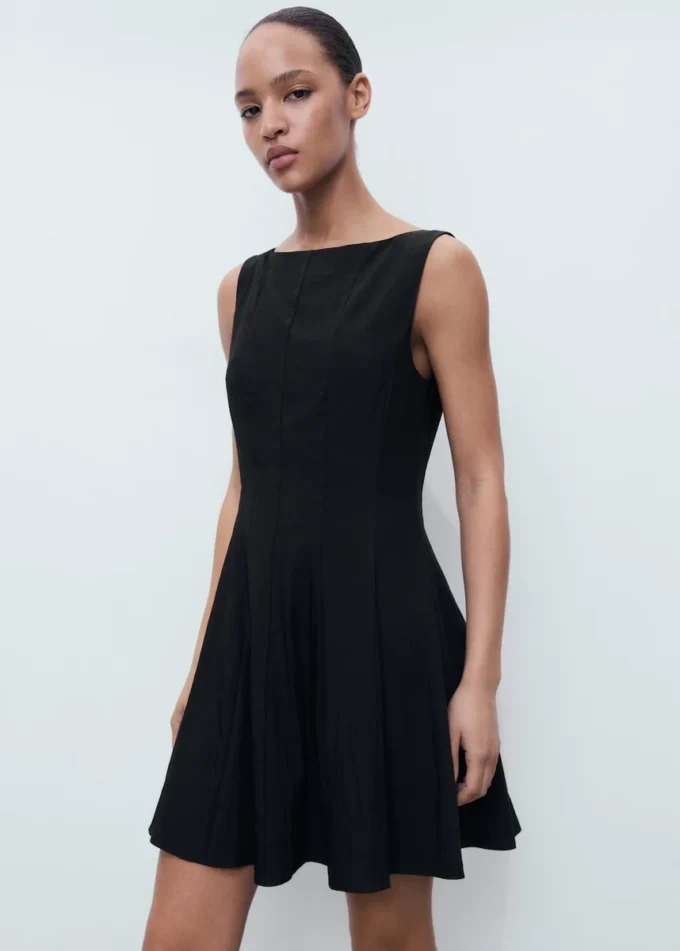 Kleid mit U-Boot-Ausschnitt und Falten Kleid mit U-Boot-Ausschnitt und Falten