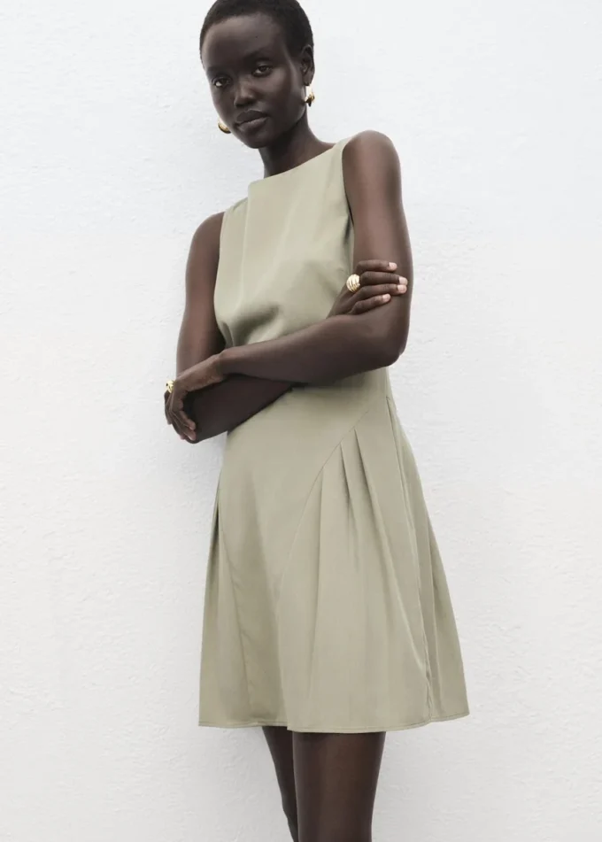 Kleid mit U-Boot-Ausschnitt und Falten Kleid mit U-Boot-Ausschnitt und Falten