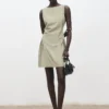 Kleid mit U-Boot-Ausschnitt und Falten Kleid mit U-Boot-Ausschnitt und Falten